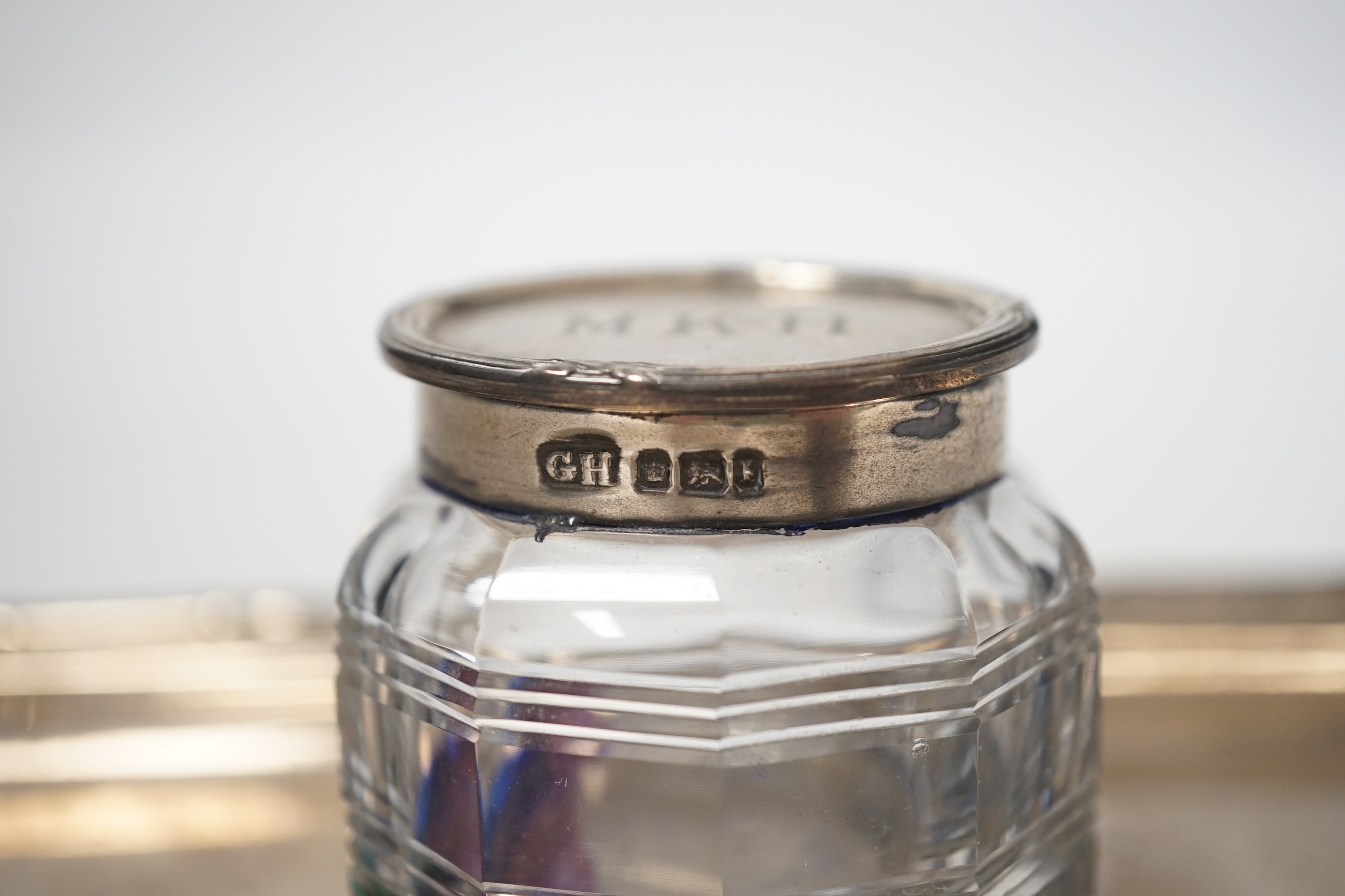 An Edwardian silver rectangular inkstand, with single mounted glass well, George Howson, Sheffield, 1903/5, 20cm, base, 11oz.